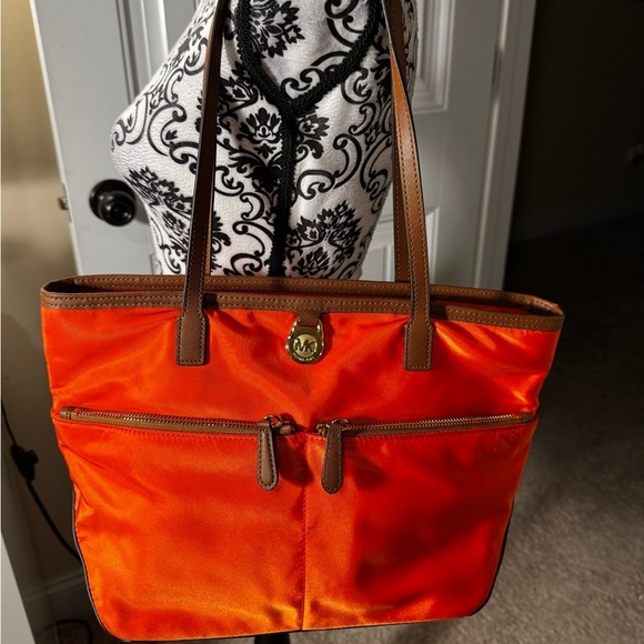 Michael Kors Kempton Medium Pocket Tote New - Picture 1 of 9